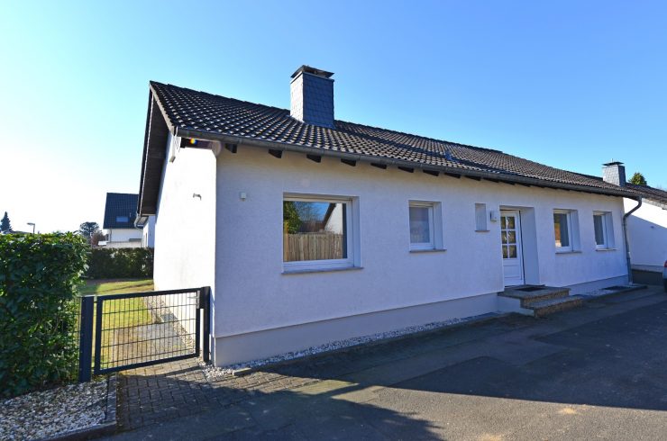 Einziehen und wohlfühlen: Attraktiver Bungalow mit Garten und Garage